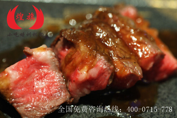  铁板烧在日本十分流行，但其中亦分别有韩国式的烤肉，日本人称为（烧肉）（Yakiniku），还有阪式的铁板（好烧）（Okonomiyaki）。日式铁板烧较之传统的日本料理，要高出一个档次，即使在日本很多人也不常光顾，请客吃它已是不低的礼遇。原因在于铁板烧会选用最上乘的材料，例如新鲜的海鲜，包括龙虾、带子、鲍鱼等。同时材料在制作之前不经过腌制，只在烧烤过程中加入盐、胡椒两种调味品，品的是食物的原始味道。 全国热线电话：13712280989;4000715778; 长安店热线电话：0769-82198709; 长安店地址：东莞市长安镇汽车北站二楼（广深高速长安出入口）;