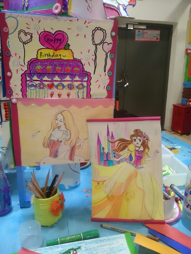 蛋糕、姑娘、穿纱裙的公主。女孩的图片从网上找来，添加纱布做裙子。