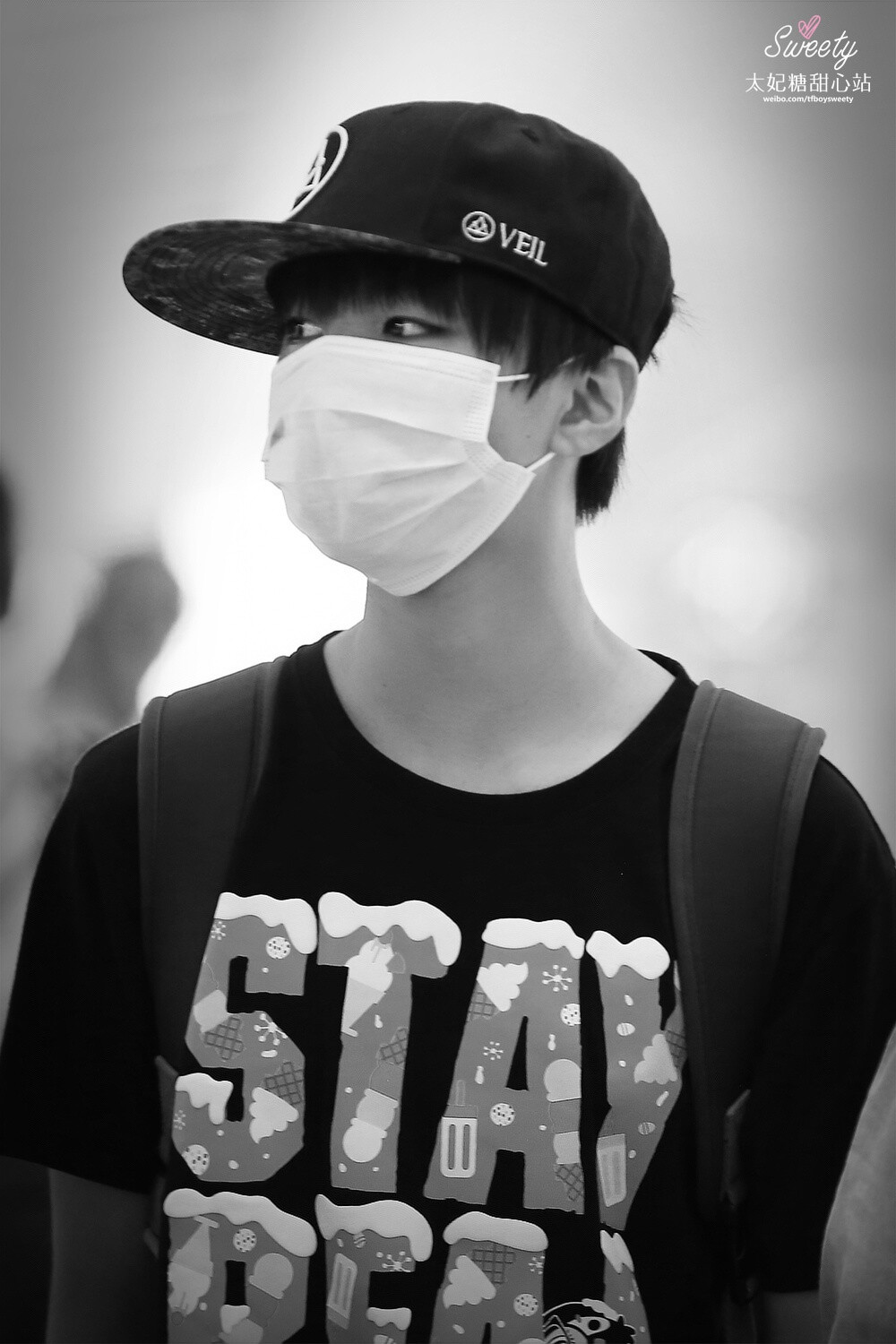 TFBOYS王俊凯 2014.8.20 台湾台北机场-北京首都机场。cr.LOGO