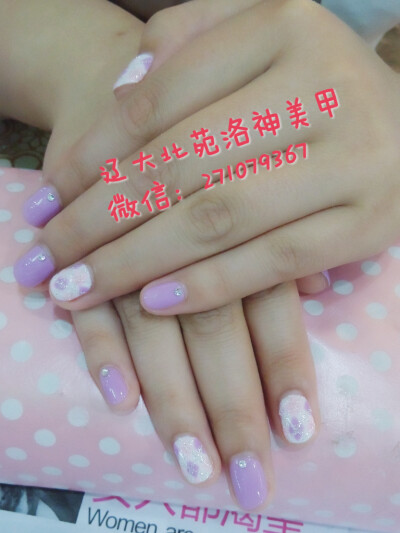 淡淡的紫色