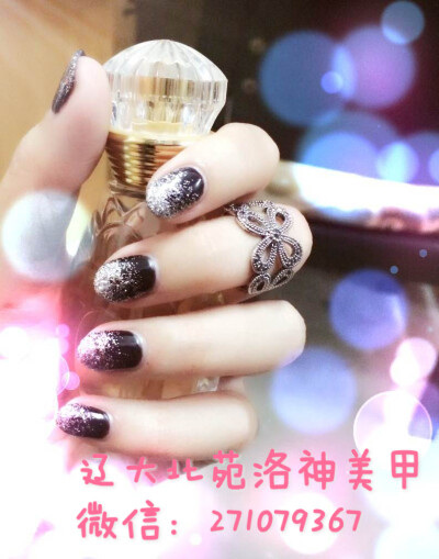 黑色打底，银色小渐变