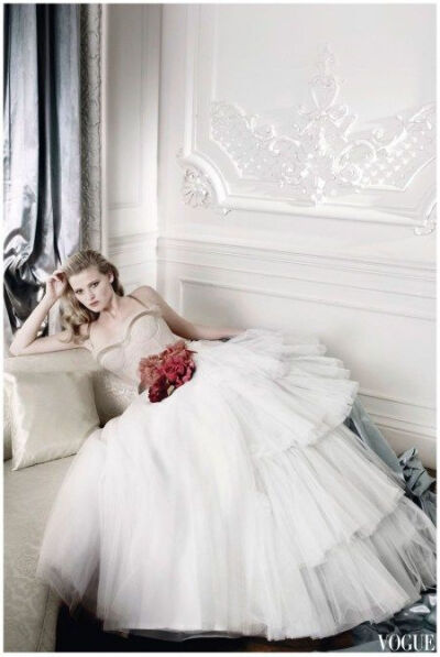 Dior Haute couture Lara Stone – vogue – dec 2007 Photo Mario Testino