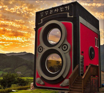Dreaming Camera Coffee Shop 两层高的店铺近山而建，门外是大片的草坪。
