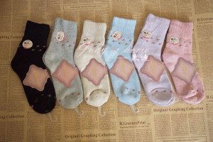 秋冬温暖良品 美貌清新 加厚保暖毛圈  宽口短袜 特点：毛圈加厚设计，宽松口不勒脚，清新田园彩色 冬天不能缺少的厚厚的温暖系短袜，品质非常赞，花色好看 宽松口设计，加宽袜口不容易勒脚，非常适合小腿容易浮肿的MM 共有六个颜色，除了黑色，都是很美的淡彩色，非常好看 袜头有刺绣小花朵图案，做工非常精细，穿起来舒服又漂亮 均码的，弹力非常好，一般脚码的姑娘都能穿 袜子里面是小毛圈设计，毛巾厚袜子，可以当居家袜、地板袜穿