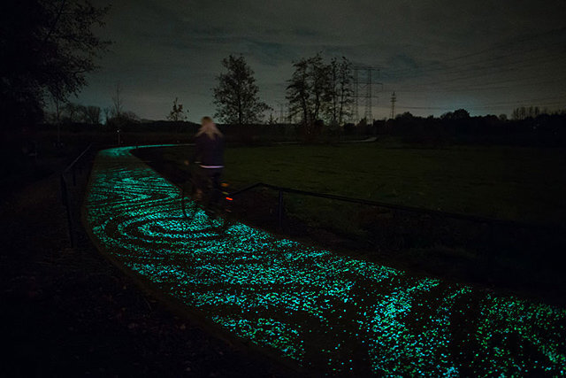 荷兰艺术家 Daan Roosegaarde 设计了一条美丽浪漫的发光自行车道，夜晚时路上的卵石和 LED 灯会发光，仿佛是梵高的星空画。 这条位于 Brabant（梵高的家乡）的一公里长的自行车道采用了太阳能电池的 LED 灯，白天充电，晚上发光。发光的路面有助于夜晚骑车的人在这条曲折的小路上能看清前方道路。 其实在英国也有很多类似的小路，除了方便路人外，也增添了不少浪漫情调和氛围。这不仅是对设计者智慧的考验，更是一种生活态度展现。