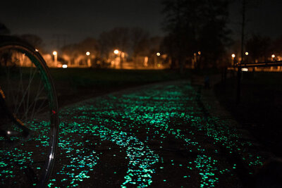 荷兰艺术家 Daan Roosegaarde 设计了一条美丽浪漫的发光自行车道，夜晚时路上的卵石和 LED 灯会发光，仿佛是梵高的星空画。 这条位于 Brabant（梵高的家乡）的一公里长的自行车道采用了太阳能电池的 LED 灯，白天充…