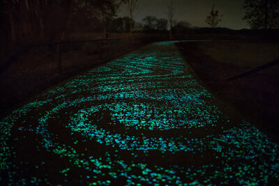 荷兰艺术家 Daan Roosegaarde 设计了一条美丽浪漫的发光自行车道，夜晚时路上的卵石和 LED 灯会发光，仿佛是梵高的星空画。 这条位于 Brabant（梵高的家乡）的一公里长的自行车道采用了太阳能电池的 LED 灯，白天充…