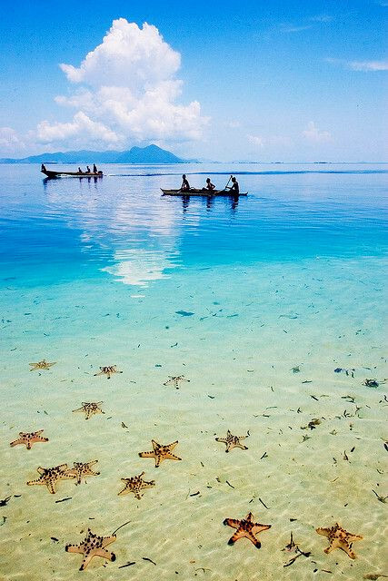 Semporna, Sabah, Borneo, Malaysia。仙本那，位于马来西亚沙巴的东海岸，在巴夭语和马来语中仙本那Semporna字面意思为‘完美的’ 。原来的小渔村，现在已发展成为著名的海底世界旅游中心了。这里提供各式各样的水上运动，如潜水、泛舟、水上冲浪等等。城镇被海水包围着，仙本那和它的附属海岛就像是一个现实世界中的梦境之岛。纯净的白色沙滩、椰子树和平静美丽的如绿松石般的Sulawesi 海的海水轻轻拂过五颜六色的礁石。