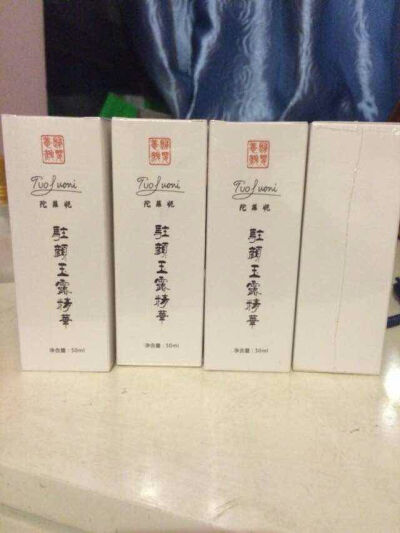 玉露精华： 主要成分：丝瓜茎叶汁水，在丝瓜主蔓根部30cm处采用截蔓自流法，让丝瓜水自然流出，具有消炎、消肿、活血、去黑头、粉刺的作用。来自台湾有机农场。 作用：1、补水-含有糖类，植物黏液，所以，有…