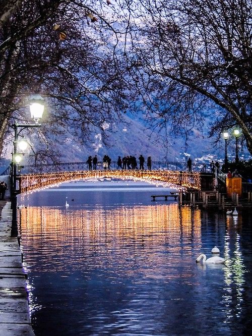 Pont des Amours, Annecy, France by Capucine Lambrey。法国高萨瓦省的安锡湖畔的安锡小镇，又译安纳西，以勃朗峰为背景，有丰富的自然景观。法国的依云矿泉水和安纳西湖是同源，是法国最干净的湖哟！在安纳西湖所有的桥中， Pont des amours（爱之桥）可谓既古老又名声显赫。名字的由来有两个版本，其中一个浪漫的说法，就是卢梭和华伦夫人一段惊天地，泣鬼神的爱情故事，传说无法验证，美好凄惋的故事或许是它吸引人们前来驻足的动力吧。