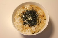 日式茶泡饭 做法 1.在碗里放上剩米饭，海苔，芝麻，撒少许盐，两勺日本酱油或者韩国酱油都可以 2.茶叶煮开，撇掉茶叶 3.沿着碗边淋下去，没过米饭即可，看到有些还加芥末，梅子的，随意。