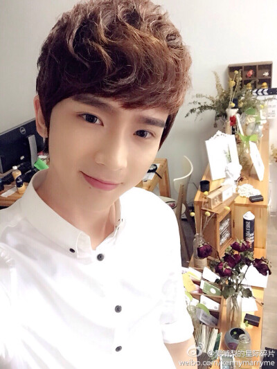 沈煜伦：#Kenneth Twinkling柯恩世家# 你以为哥会晚上才更博，你以为哥这个点儿还在睡，你以为哥懒到不行，那你就错了，我比摄影师早到了，开拍咯！[酷][酷][酷]