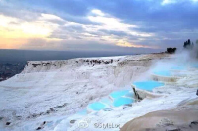  Pamukkale,Turkey (土耳其,棉花堡温泉)土耳其名胜，也是世界上少有的天然奇景，由经历千百年的石灰岩形成层层叠叠的水潭，如无暇的白壁，故称棉花堡。