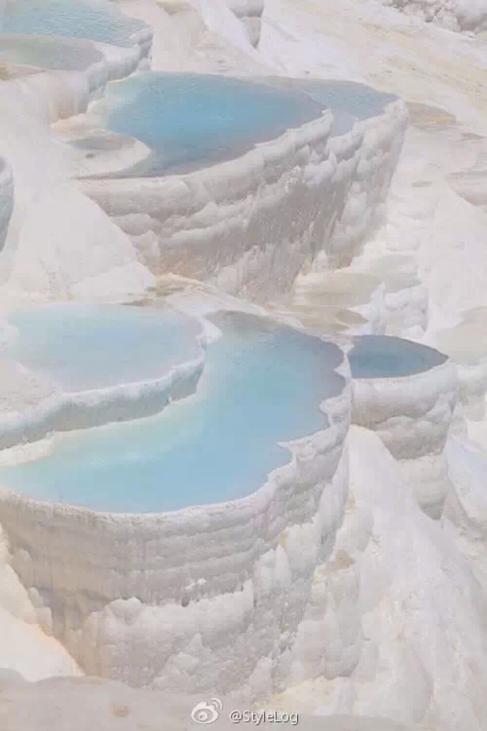  Pamukkale,Turkey (土耳其,棉花堡温泉)土耳其名胜，也是世界上少有的天然奇景，由经历千百年的石灰岩形成层层叠叠的水潭，如无暇的白壁，故称棉花堡。