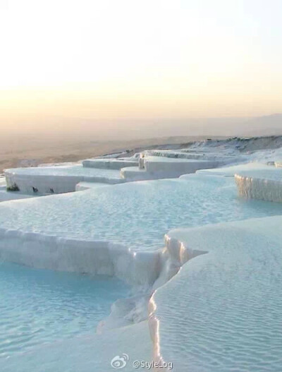  Pamukkale,Turkey (土耳其,棉花堡温泉)土耳其名胜，也是世界上少有的天然奇景，由经历千百年的石灰岩形成层层叠叠的水潭，如无暇的白壁，故称棉花堡。