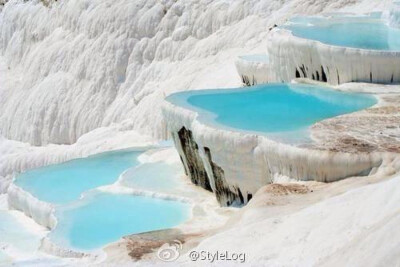  Pamukkale,Turkey (土耳其,棉花堡温泉)土耳其名胜，也是世界上少有的天然奇景，由经历千百年的石灰岩形成层层叠叠的水潭，如无暇的白壁，故称棉花堡。