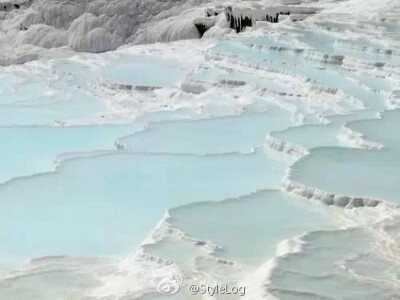  Pamukkale,Turkey (土耳其,棉花堡温泉)土耳其名胜，也是世界上少有的天然奇景，由经历千百年的石灰岩形成层层叠叠的水潭，如无暇的白壁，故称棉花堡。