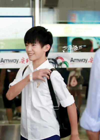 机场 易烊千玺 tfboys 白衬衫 阳光 少年 干净