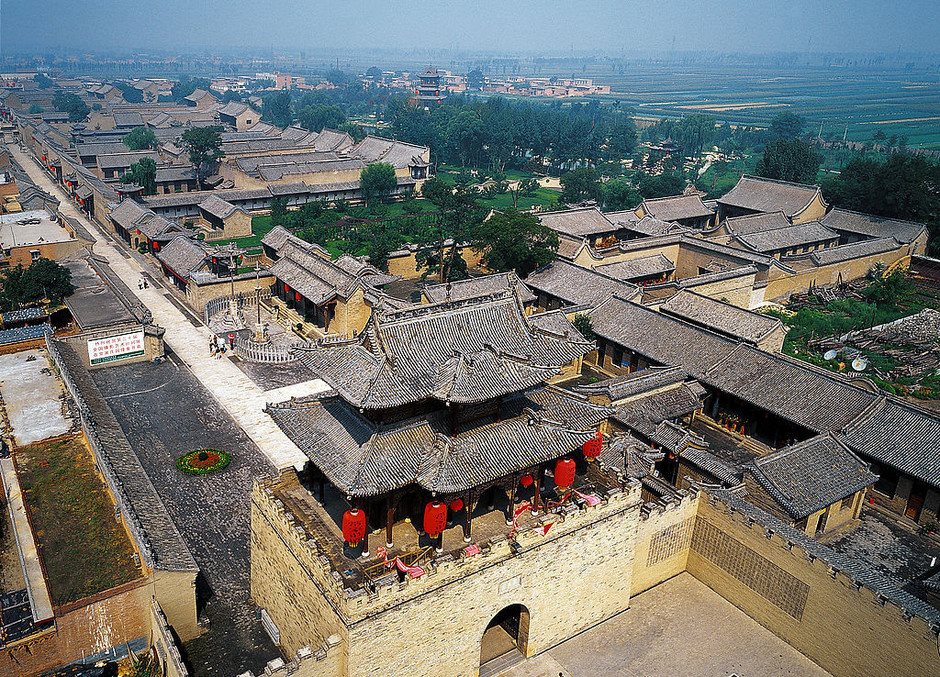 祁縣古城位於山西省晉中市祁縣。“一城四街二十八巷,六十個圪道,四十個大院,萬餘間房室”，始建于北魏孝文帝時期的祁縣古城，已有1500多年的歷史。這裡有橫貫東西、古色古香的晉商老街，兩側是明清時期的茶莊、煙店、票號、錢莊。鉅賈大賈的豪宅保存完好，古樸雄渾，飛簷挑角，鱗次櫛比，“集江南河北之大成，匯宋元明清之法式”。渠家大院更是可以與喬家大院相媲美。這裡有長裕川茶莊，是瞭解茶文化和晉商發家史的好去處。此外，這裡還有度量衡博物館、戴氏鏢局博物館以及家私博物館，都顯示出這座千年古城的文化底蘊。