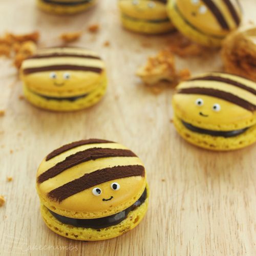 Cakecrumbs' Honey Bee Macarons ♥ Dessert