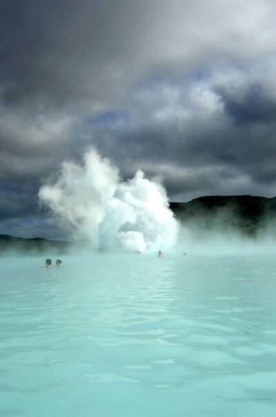 冰岛上牛奶一样的温泉~