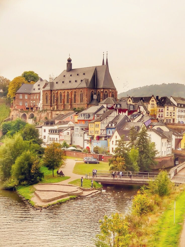 Saarburg, Germany（ by Yuri Borodianski)。德国萨尔堡，是德国莱茵兰-普法尔茨州的一个市镇。莱茵兰-普法尔茨州位于德国西部，莱茵河在莱茵兰-普法尔茨州境内有290公里长，构成了该州的经济大动脉。莱茵兰意为莱茵河流域的土地。