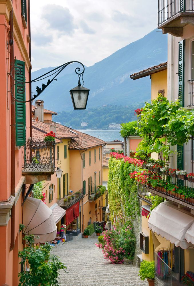 Bellagio, Lake Como, Italy. 意大利科莫湖贝拉焦(碧堤半岛)，是科莫湖的明珠，也是很多游客游意大利湖区必去的小镇。贝拉焦是一个梦一般的佳境，它掩映在俯瞰科莫湖两处水湾的起伏不平的岬角上。其名称来自意大利语bi -lacus，意为“位于两湖之间”。村庄的秀丽景色堪称无与伦比，那鹅卵石铺成的独特街道以及塞尔贝洛尼别墅和梅尔齐一德埃里尔别墅的花园与意大利任何同类景点一样漂亮精致。