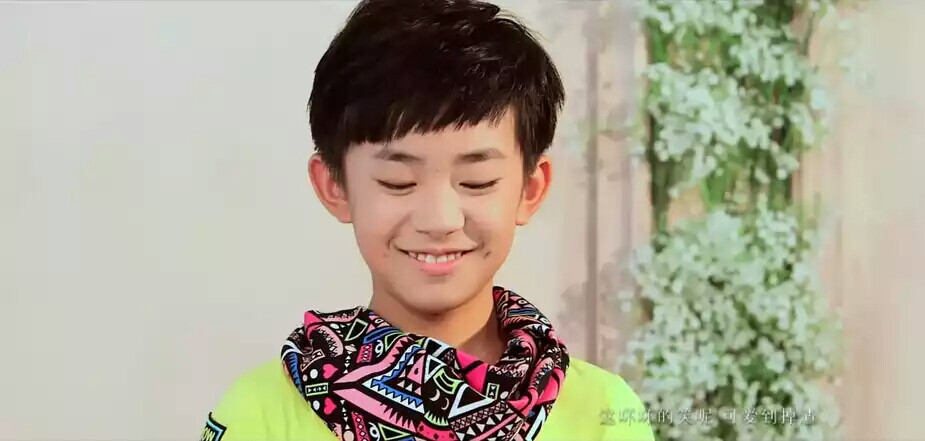 tfboys 易烊千玺 也不过才一年的时间，但男孩子真的长得好快，虽然没见证你的开始，但能陪你一起长大也是一种幸福~\(≧▽≦)/~