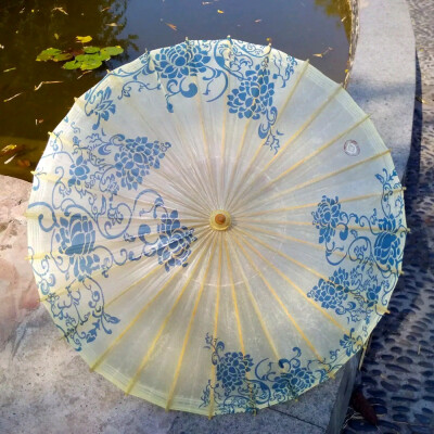中国风油纸伞，白底青花，一身素雅