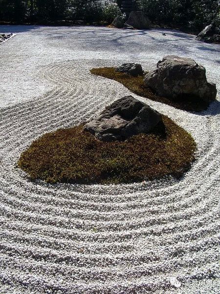 石头则可寓意大山、岛屿等等。京都禅院庭园数不胜数，如南禅寺、龙安寺等，皆以素白的砂石为主，于看似单调之白砂上，扫出涟漪式、波浪式、漩涡式、回纹式等同的平行线条，造成无水却似有水之效果。（建仁寺枯山水庭）