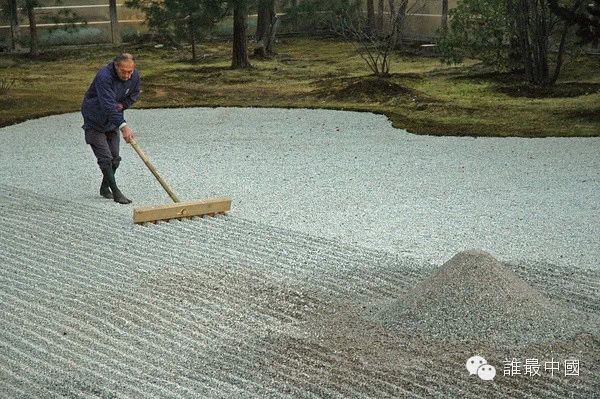 在白沙上绘出几何图案，是禅寺每日清晨的工作，这种沙纹，其实代表着水。在白沙上描绘出沙纹，看起来像河或像大海，再或者又好似云海，映射出每个人的内心世界，这就是枯山水，无水，却让人感觉到水，这种表现方法就是枯山水的特点。