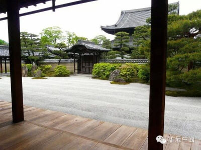  建仁寺在名为“方丈”（注：方丈，指禅寺中祭拜主佛的建筑）的正殿前，点缀着枯山水庭园。建仁寺的枯山水庭园，宽30米，纵深约为15米，在此空间中，布有十五块自然石，此外，白沙满目。