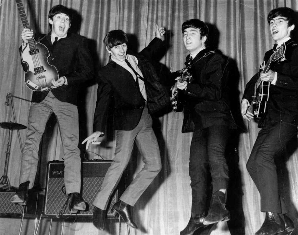 “甲壳虫乐队” ，是一个英国摇滚乐队，在20世纪60年代掀起了一阵“Beatlemania”（披头士狂热），引领了英伦入侵（British Invasion），是20世纪60年代的文化标志之一。披头士1960年成立于英国利物浦，1970年解散，由成员约翰·列侬、保罗·麦卡特尼、乔治·哈里森及林戈·斯塔尔组成。