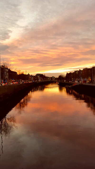 傍晚的liffey river