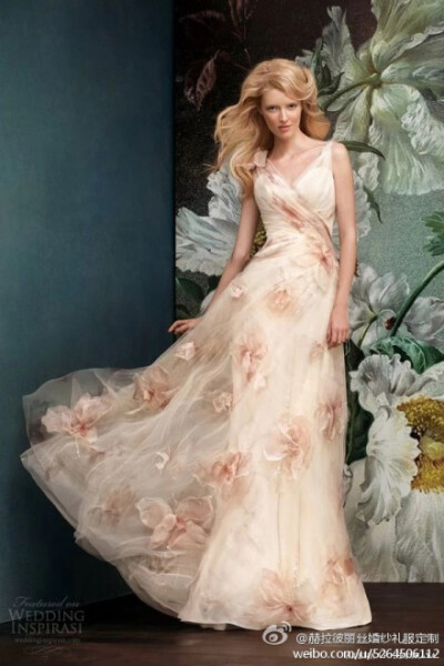 Alena Goretskaya 婚纱系列LookBook本季婚纱设计依旧充满浪漫而柔美的情调，在花团锦簇的深色背景衬托下模特为我们呈现出梦境般唯美的氛围
