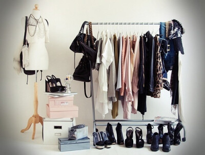 买适合自己的衣服、饰物。适合你的 就是最好的，所以不必羡慕别人的行头。