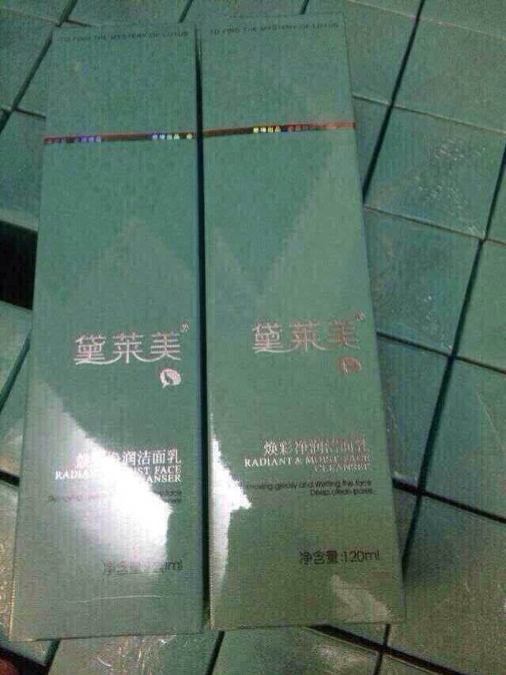 黛莱美洗面奶。 现货【黛莱美洗面奶】的功能真的不是一般的强大！腮红，眼影，眼线液，眉笔，还有圆珠笔都用到了哦，连卸妆液都省了！黛莱美新品洗面奶，用完后脸不紧绷，并且感觉清洁的好干净，淡淡的香味， 必须爱上黛莱美，必须人手一支，如果你还在用越用越长痘痘的洗面奶没有改善的，必须用下黛莱美，你会爱上她