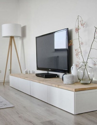 真的好爱这种风格，纯白，原木，矮矮的家具，简单的几何造型。