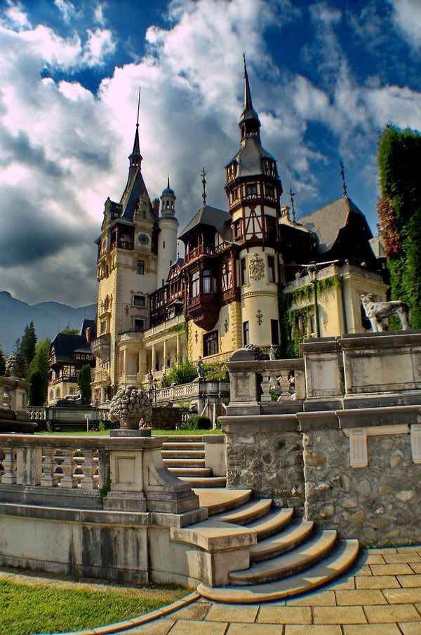 Peles Castle, Romania。罗马尼亚佩雷斯城堡 。在距布加勒斯特以北约130公里的南喀尔巴阡山中段，有一座已有300年历史的童话般的美丽小山城锡纳亚，著名的佩雷斯城堡就座落在那里的一片坡地上。佩雷斯城堡是出身普鲁士霍亨佐伦家族国王卡尔一世的夏季离宫，也被公认为罗马尼亚最美丽的地方，同时因为这座美妙绝伦的皇家夏宫，锡纳亚才被誉为“喀尔巴阡山脉的明珠”。据说是在世界15座最壮观的城堡里排名第六位。