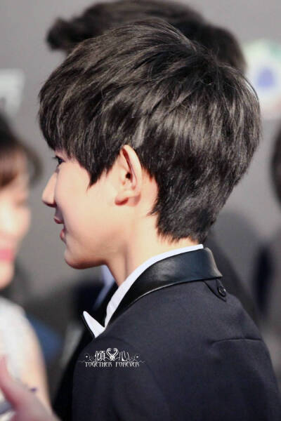 #TFBOYS王源# 141125 高清3p @TFBOYS-王源 （听说你们要睡了？）终有一天你会为谁穿上帅气西装，而我只能站在一旁，看你言笑晏晏的模样。by：TogetherForever_倾心站【侵删歉】