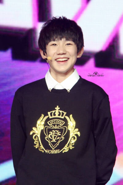 #王源# #TFBOYS王源# 141125 2015腾讯视频V世界大会 5P @TFBOYS-王源 春水初生，春林初盛，春风十里，不如你。[羞嗒嗒]【修图：@_KRJ的米粒糕仔酥】by：TogetherForever_倾心站［侵删歉］