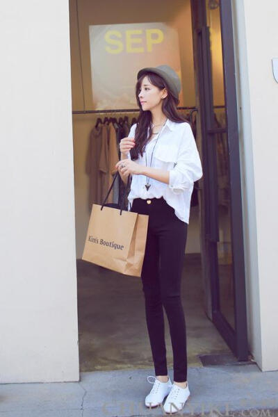 搭配#白色衬衫+黑色铅笔裤+白色平底鞋+灰色帽子