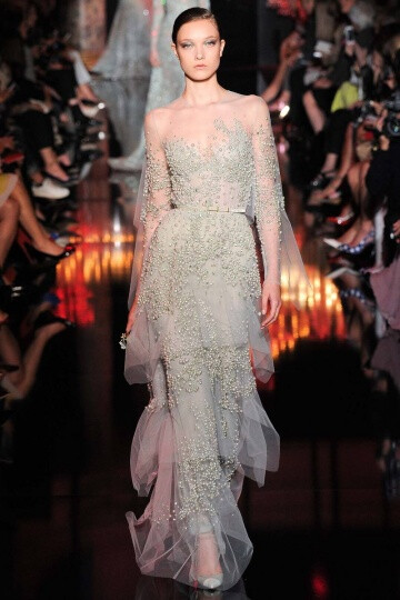 Elie Saab（艾莉萨博），是受国际关注的黎巴嫩设计师，一向都是以奢华高贵、优雅迷人的晚礼服而著称，其设计以精炼的廓形和华美的细节为特色。