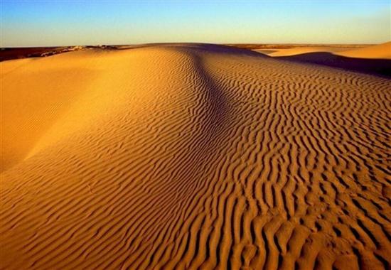 撒哈拉沙漠Sahara Desert世界上阳光最多，最大和自然条件最为严酷的沙漠。是地球上最不适合生物生长的地方之一。世界上除南极洲之外最大的荒漠。大约形成于二百五十万年以前几乎占满非洲北部全部，占全洲总面积的四分之一，总面积约9065000平方公里，海拔为3415米。撒哈拉沙漠西濒大西洋，北临阿特拉斯山脉和地中海，东为红海，南为萨赫勒一个半沙漠乾草原的过渡区。于阿特拉斯山脉和地中海以南(约北纬35°线)。撒哈拉沙漠将非洲大陆分割成两部分，北非和南部黑非洲，这两部分的气候和文化截然同，撒哈拉沙漠南部边界是半干旱的热带稀树草原再往南就是雨水充沛，植物繁茂的南部非洲