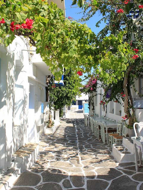 Paros island, Greece。帕罗斯岛在爱琴海的众多岛屿中，是一个以休闲开放而著称的岛屿。岛上有洁白晶莹的大理石，品位很高。大家所熟悉的“米罗的维纳斯”雕像就是用这里的大理石做成（现收藏于巴黎卢浮宫）。岛上有一个小镇，也是港口所在的地方。整个小镇只有一条主要的商业街，从中心延伸到港口，在小镇里面，游客可以选择租赁一辆小摩托车或者自行车就可以将线路游完，悠悠转转，乐趣无穷。或是在海边游泳滑板，都是不错的选择。