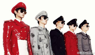 SHINee是韩国SM娱乐有限公司于2008年推出的男子流行演唱组合，由李珍基、金钟铉、金基范、崔珉豪、李泰民5名成员组成。