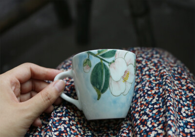 茶花咖啡杯和花裙子。