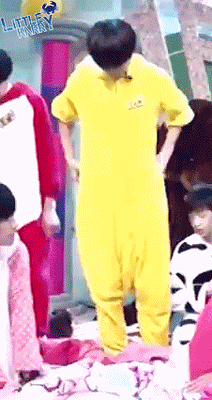 皮凯丘悄悄地提了下裤裤，小库库也。。。。 #王俊凯 #tfboys王俊凯