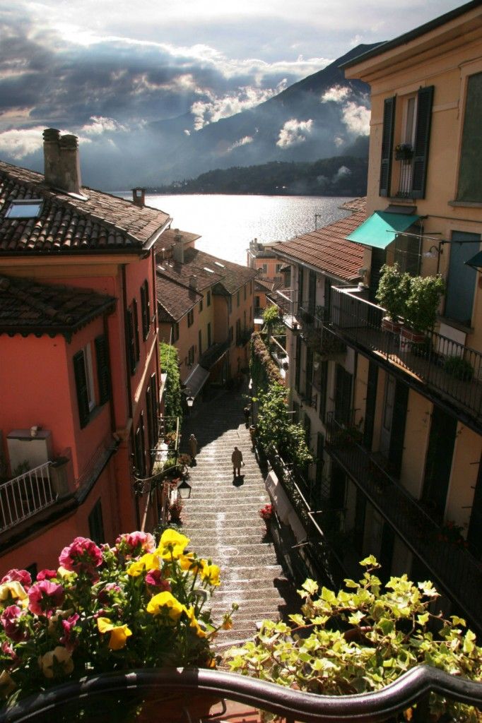 Bellagio, Lake Como, Italy. 意大利科莫湖贝拉焦(碧堤半岛)，是科莫湖的明珠，也是很多游客游意大利湖区必去的小镇。贝拉焦是一个梦一般的佳境，它掩映在俯瞰科莫湖两处水湾的起伏不平的岬角上。其名称来自意大利语bi -lacus，意为“位于两湖之间”。村庄的秀丽景色堪称无与伦比，那鹅卵石铺成的独特街道以及塞尔贝洛尼别墅和梅尔齐一德埃里尔别墅的花园与意大利任何同类景点一样漂亮精致。