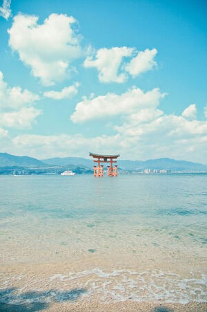Miyajima, Hiroshima,Japan。宫岛严岛神社海上鸟居。位于宫岛町的严岛神社是一坐建在海上的神社，由于独特的地理位置与景致，宫岛自古以来就一直就被人们认为是有神明居住、著充满灵气的岛屿。耸立在海上的“大鸟居”（日本神社的大门），是著名的日本三景之一（其余两景为位于宫城县的松岛湾，有260多个小岛；位于京都宫津湾的沙州天桥立），鸟居由四根柱子支撑在海中，参拜者需乘船从鸟居中穿过。